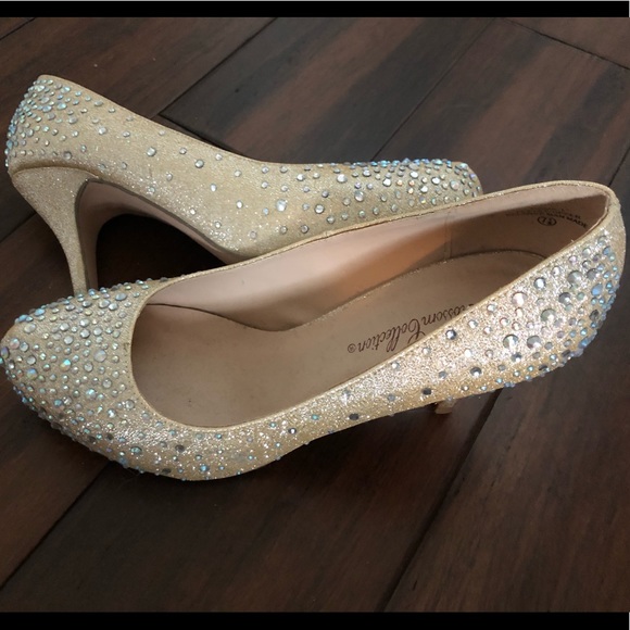 Gold, shimmery, glittery high heeled shoe - Picture 2 of 6